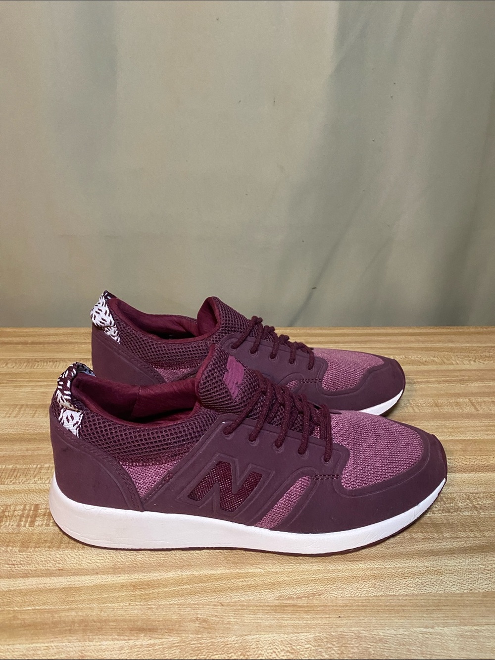 New Balance 420 Slip On Running Shoes Burgundy Tennis Shoes women’s size 9